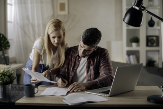 Besorgtes junges Paar mit Finanzrechnungen Stockfoto